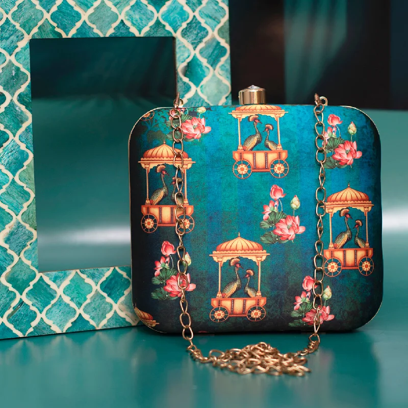 Leather evening bag with a gold - plated chain strap for a sophisticated lookBlue Aesthetic Printed Clutch