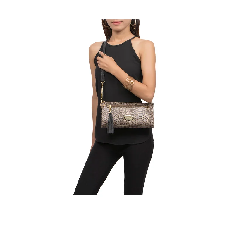 Leather evening bag with a gold - plated chain strap for a sophisticated lookEE KUHULU 01 SLING BAG