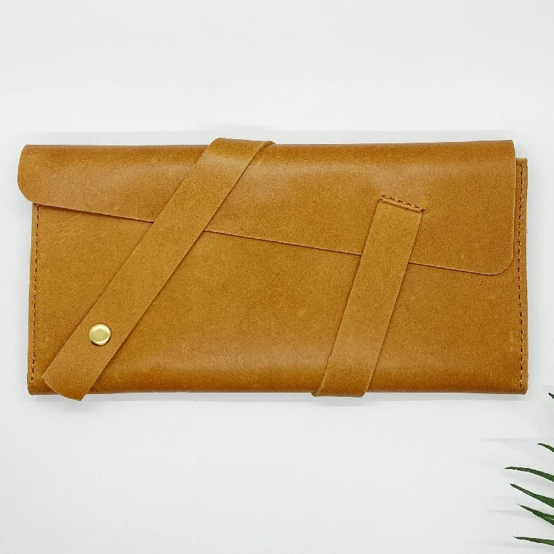 Clutch with a built - in mirror and compact for on - the - go touch - upsEnat wallet: Rust Brown