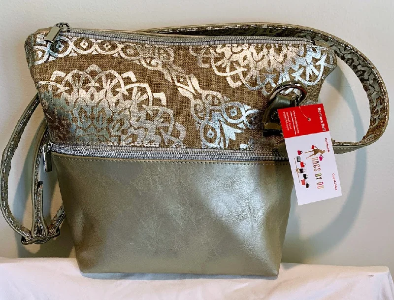 Waterproof crossbody bag with a zippered closure for outdoor adventuresLeather and designer fabric mid-size crossbody Waterproof crossbody bag with a zippered closure for outdoor adventuresLeather and designer fabric mid-size crossbody