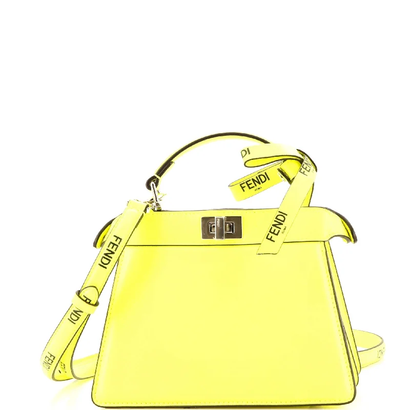 Satchel with a detachable strap for easy customizationx Marc Jacobs Peekaboo ISeeU Bag Leather Petite